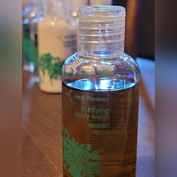 New - Red Flower toiletries - Picture 4 of 7